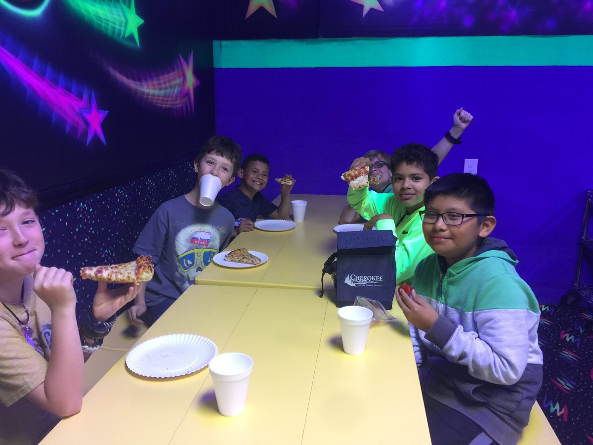 5thOakGrove's tweet photo. Sparkles STEAM Field Trip fun! It was a great day with awesome learning! @oges_faa https://t.co/hSjzJ0MKHS