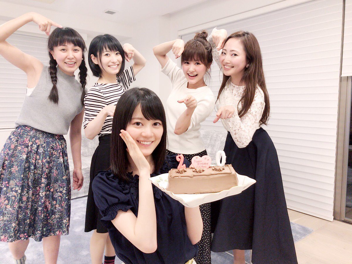 fuka_yuzuki's tweet photo. 木南清香さんのお家でホームパーティーをしました♪

何も��もオシャレで、美味しいご飯食べて、話尽きなくて、楽しすぎました♡
時間あっという間に過ぎた！

集合写真☆
ちょいと遅れたお誕生日お祝い♪笑
いくちゃんと「このクッキー美味しい」という会話を繰り広げている時の写真。笑 https://t.co/9Y38iqmc5v