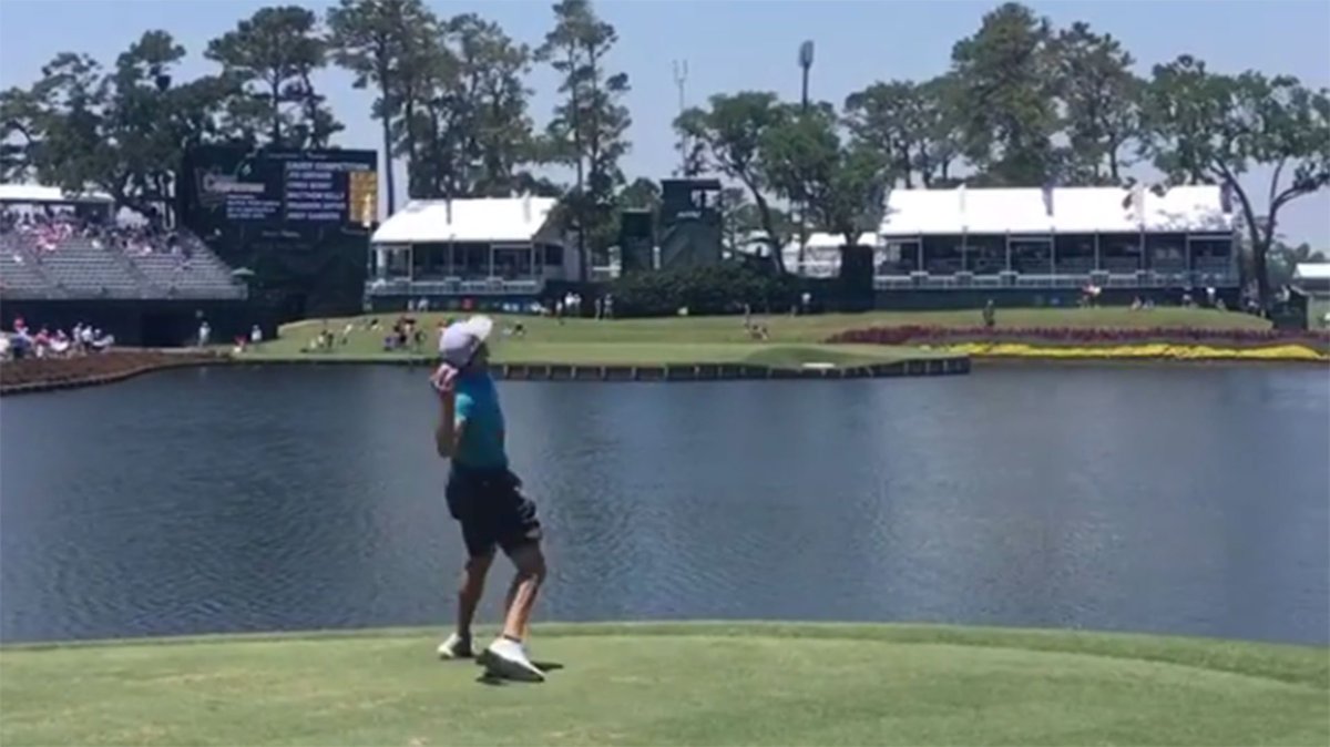 🚀 💪🏻! Plenty of amateurs can't hit the island green with a club, and even fewer can pull this off 😳. Watch: watchgolf.ch/V4ngxM