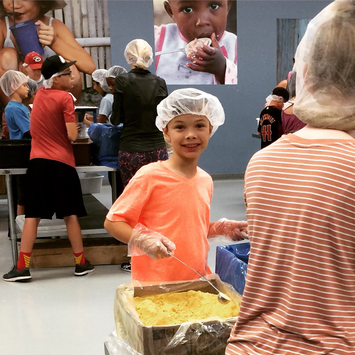 actorlukeo's tweet photo. It's so important to find ways to #giveback. Finally got to #volunteer with @fmsc_org for the 1st time! #endhunger 🙏🏻#childactor #actorslife https://t.co/mWNmxU255Q