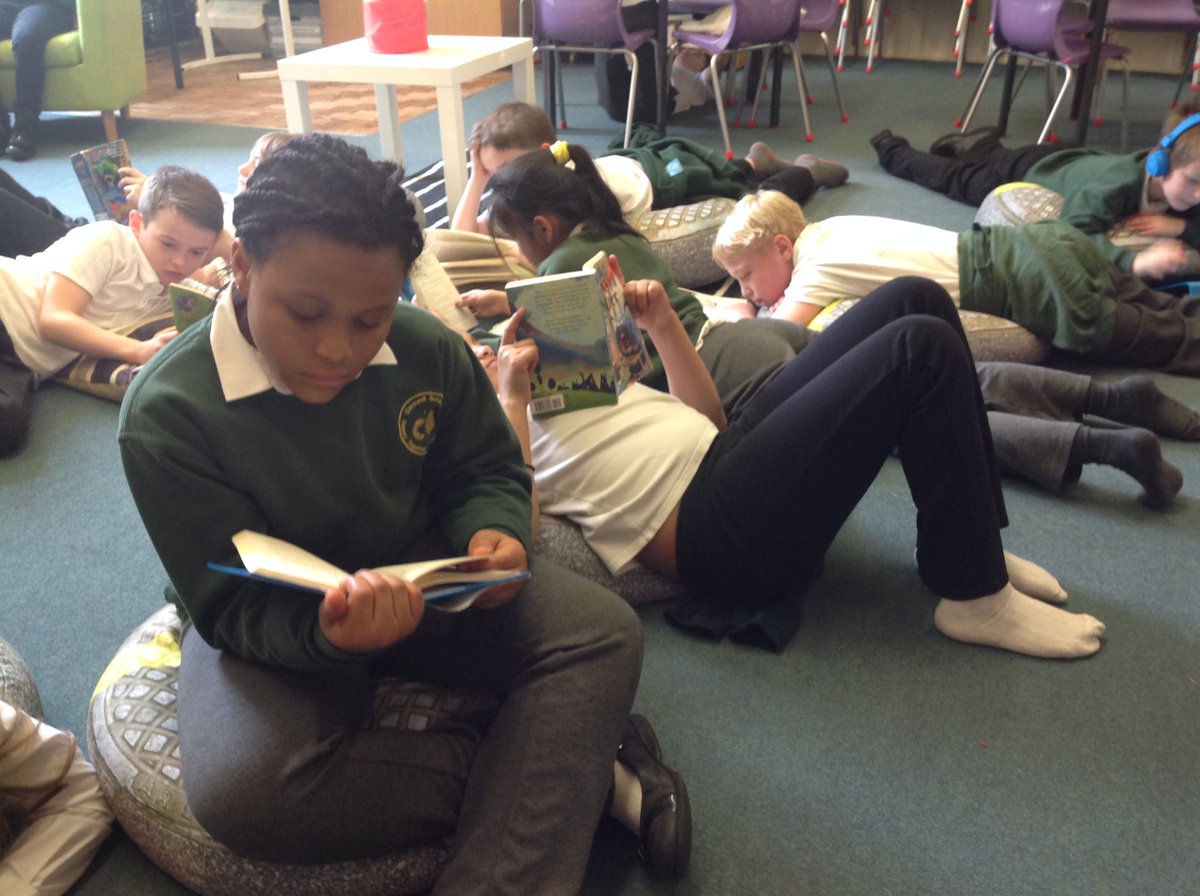 jcarver0's tweet photo. Encouraging a love of reading in a flexible learning environment at @carswell_school in Abingdon. @Mat_at_Brookes @scholey_jane https://t.co/BYZ9akZirt