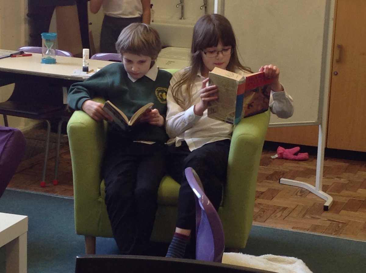 jcarver0's tweet photo. Encouraging a love of reading in a flexible learning environment at @carswell_school in Abingdon. @Mat_at_Brookes @scholey_jane https://t.co/BYZ9akZirt
