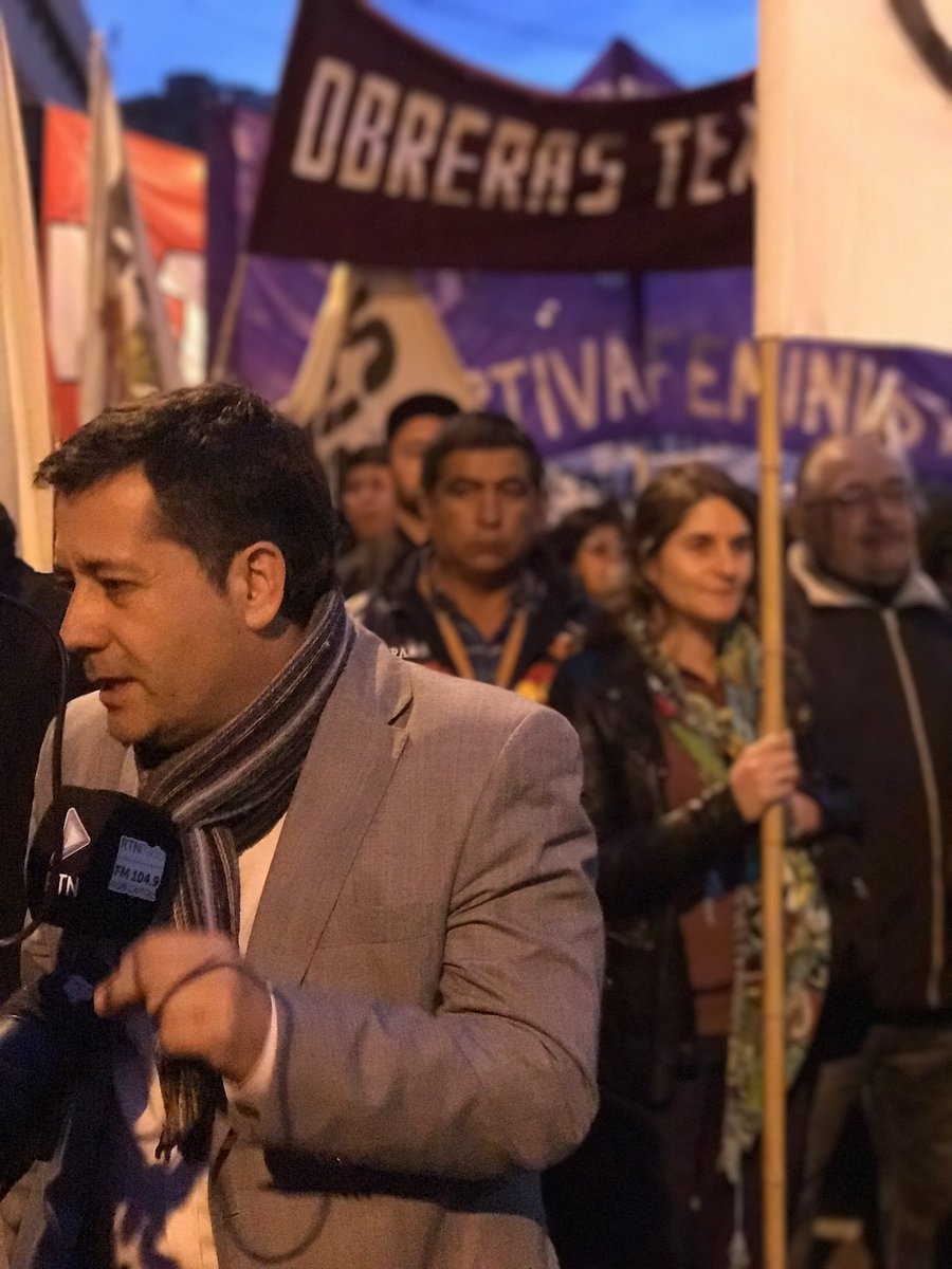 marianoneuquen's tweet photo. JUNTO A RAMÓN RIOSECO MARCHAMOS EN REPUDIO AL FALLO DE LA CORTE SUPREMA DE JUSTICIA! NO AL 2x1! NI UN GENOCIDA MÁS!
#FPNUNE https://t.co/vIEaCr1klv