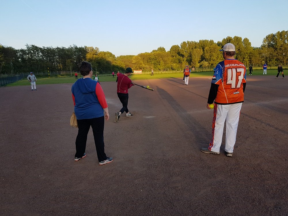 Rooswijk's tweet photo. Eerste Slowpitchtraining bij Rooswijk direct een groot succes met dank aan het Nederlandse Slowpitch Team van @KNBSB https://t.co/GtwL842MMa https://t.co/mAx9YgCUbw