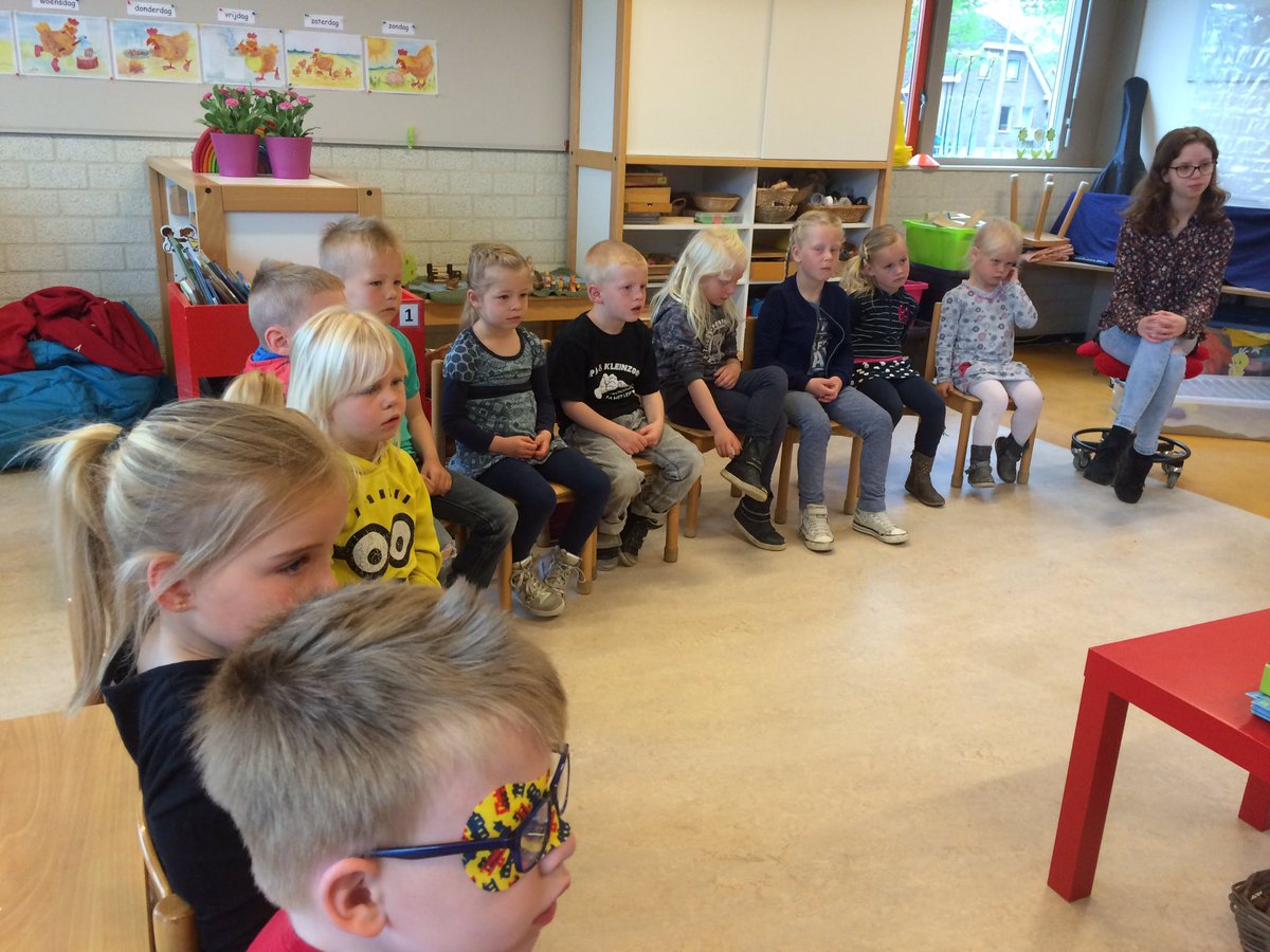 obs_koppel's tweet photo. De kinderen worden in het Drents voorgelezen door @HuusvandeTaol #thema#erfgoed.📚 https://t.co/lmJD15ZZBc