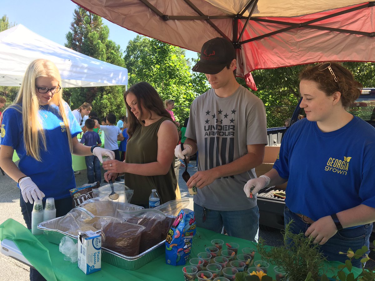 NorthHallFFA's tweet photo. Some of our FFA kids helping out at the Lyman Hall Elementary Ag Day! https://t.co/tBgZQxoAdA