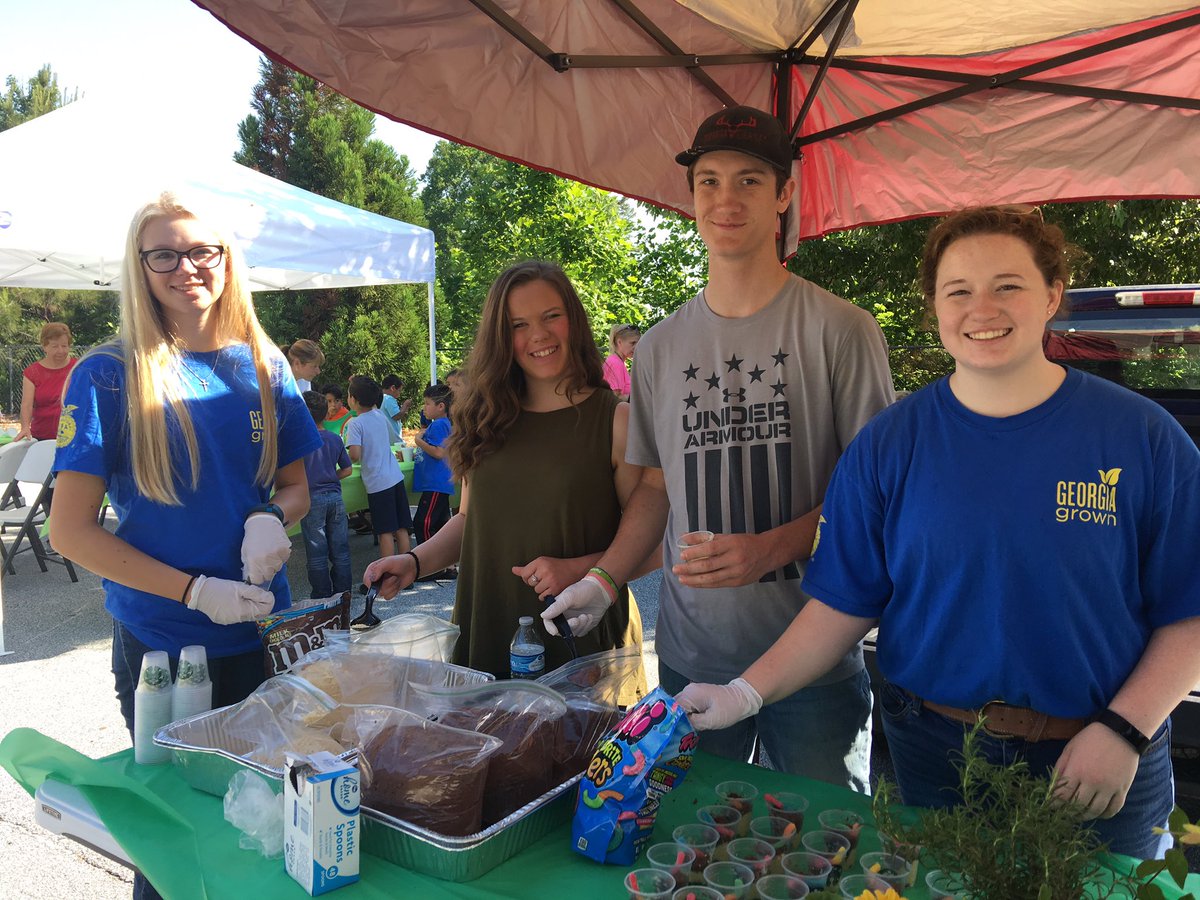 NorthHallFFA's tweet photo. Some of our FFA kids helping out at the Lyman Hall Elementary Ag Day! https://t.co/tBgZQxoAdA