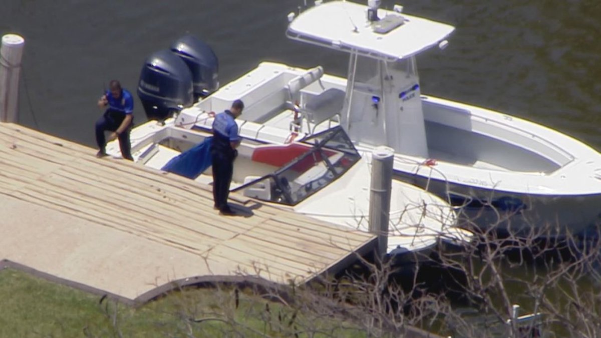Miami police search neighborhood after boat pursuit bit.ly/2pxHYWN https://t.co/c2aGY6PuO3