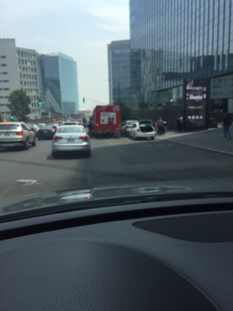 alatapi's tweet photo. @VecinodeSantaFe @StaFeVerde @SantaFeDF @VivoenSantaFe @VecinodeSantaFe doble fila en @parkplaza! 😡 https://t.co/e2UgU8nwld