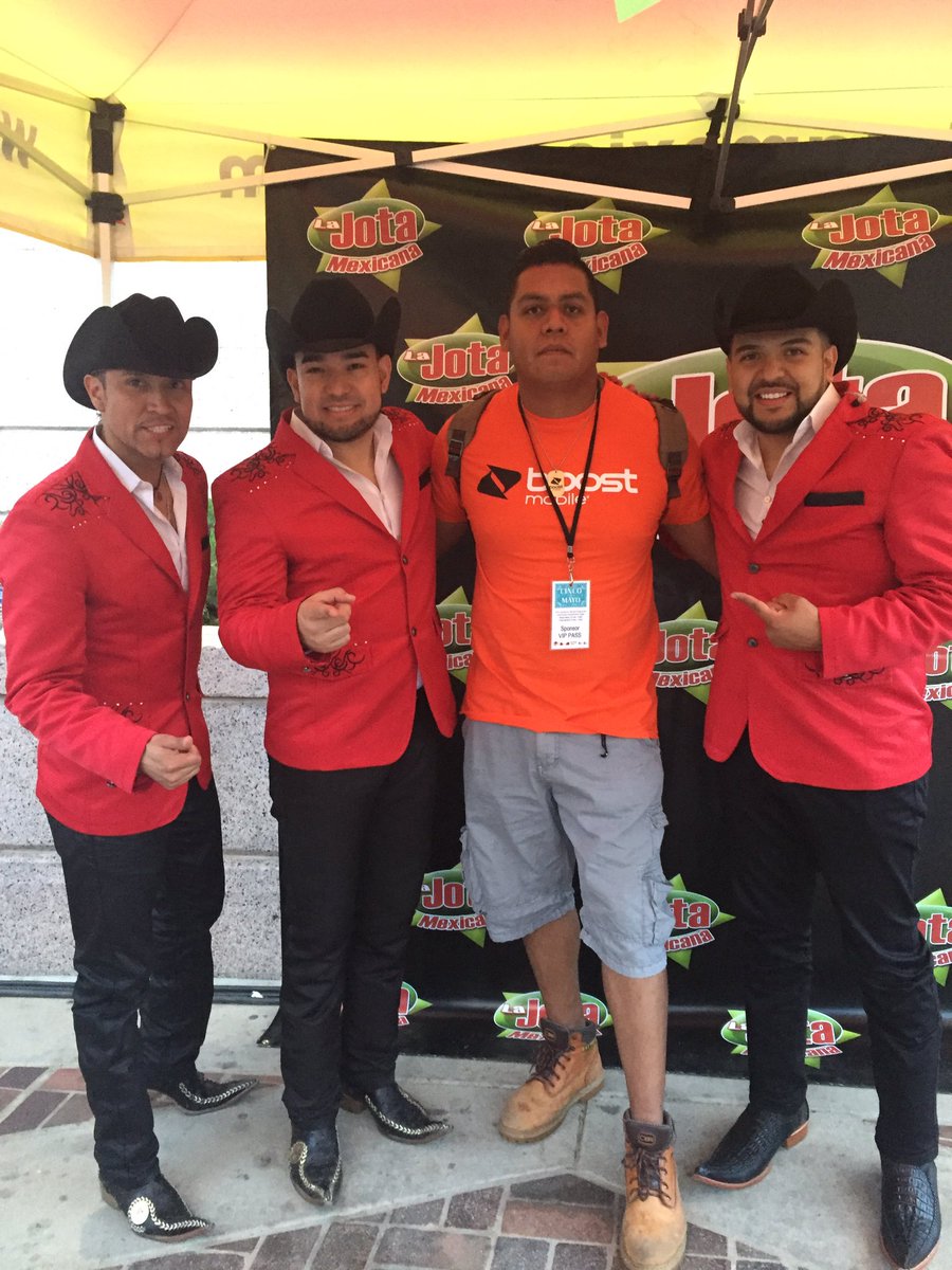 DjNoLimit720's tweet photo. #boostmobile #montez #CincoDeMayo #Denver 
With Montez/autograph shirt/hat. @mike_cutino @dixinco @BenHaugen1 @SEgeberg @TiffianyBoost https://t.co/o5te8CWxQl
