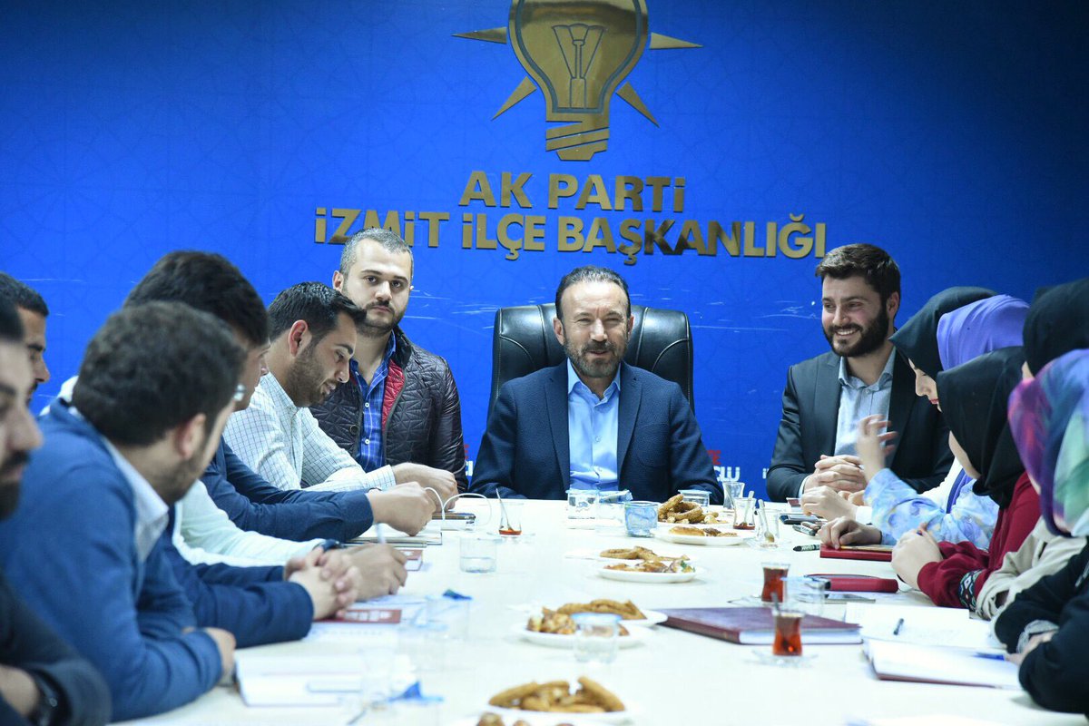 Dr_NevzatDogan's tweet photo. İzmit ilçe gençlik kollarımızı referandumdaki başarılı çalışmaları nedeniyle teşekkür ziyaretinde bulunduk. https://t.co/TUKfJHKwt7