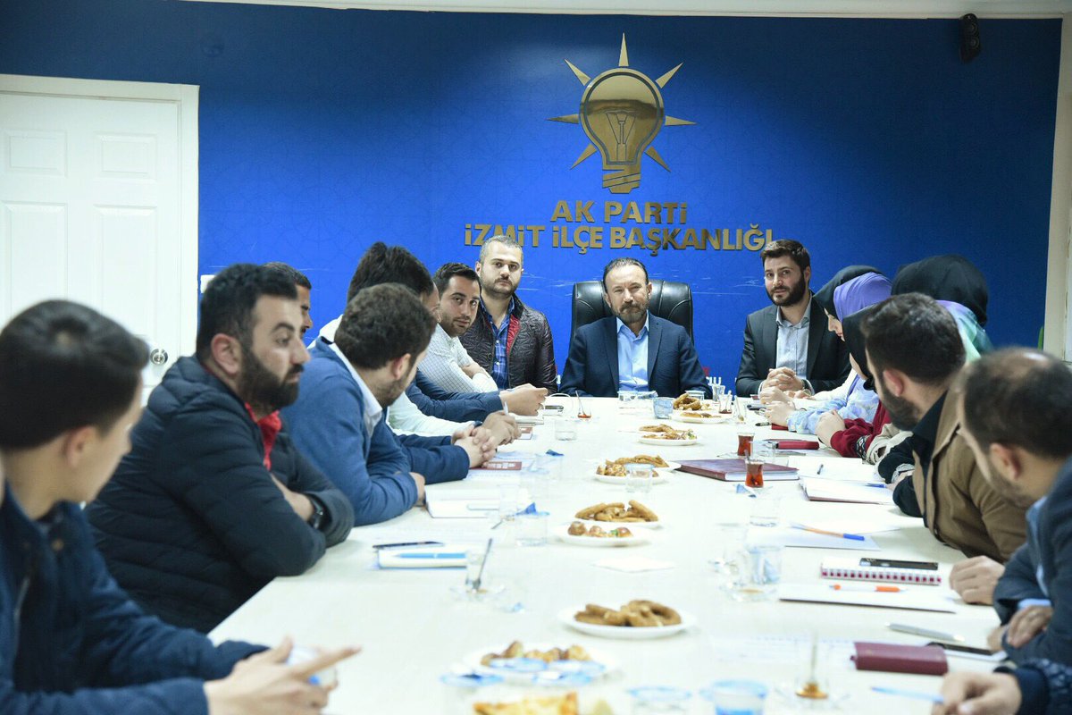Dr_NevzatDogan's tweet photo. İzmit ilçe gençlik kollarımızı referandumdaki başarılı çalışmaları nedeniyle teşekkür ziyaretinde bulunduk. https://t.co/TUKfJHKwt7