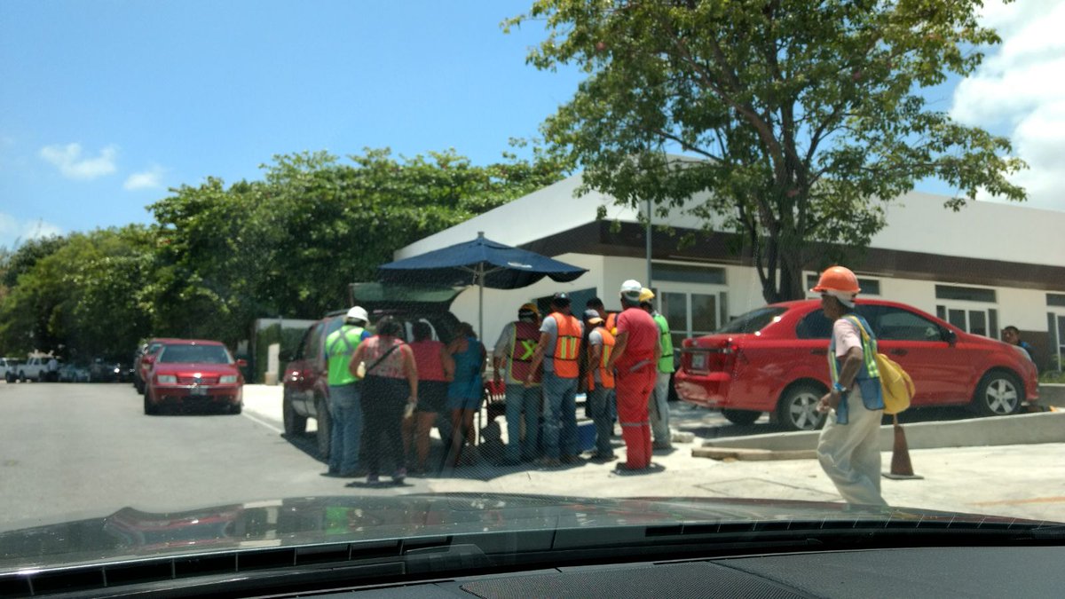 PeriodicoQuequi's tweet image. #Denuncia | Comercios formales denuncian competencia desleal de ambulantes en la vía pública #PlazaNautilus @ComercioBJ  @rembertoestrada