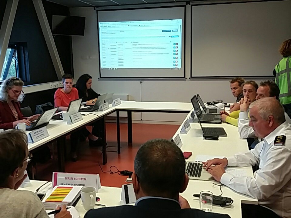 ErikGenbrugge's tweet photo. Zeer serieus overleg! #puurs #oefening Margherita. #ccgem https://t.co/fja6Y775Sz