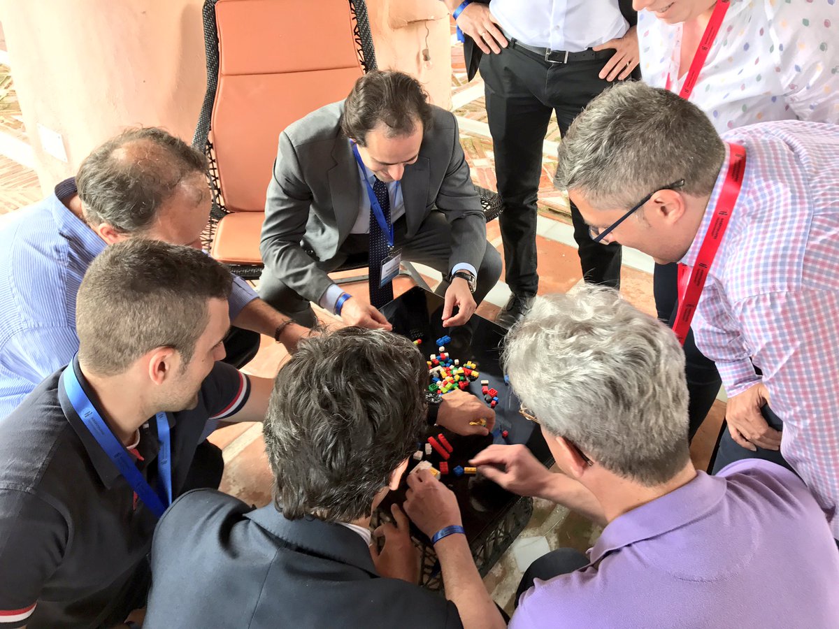hospitalspec's tweet photo. Momento #teambuilding en los jardines #networkingactivity #lego #Hospitalspec2017 https://t.co/ouy4cSZbaq