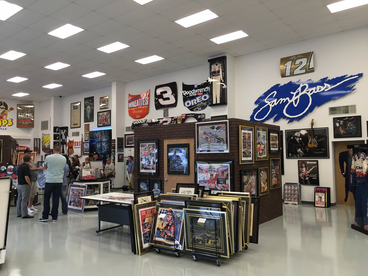 JerryJordan_KTT's tweet image. I was lucky enough to stop by #NASCAR @sambassartist's gallery last year before #ChasingTheChase &amp;amp; see the fans lining up #TweetForSam