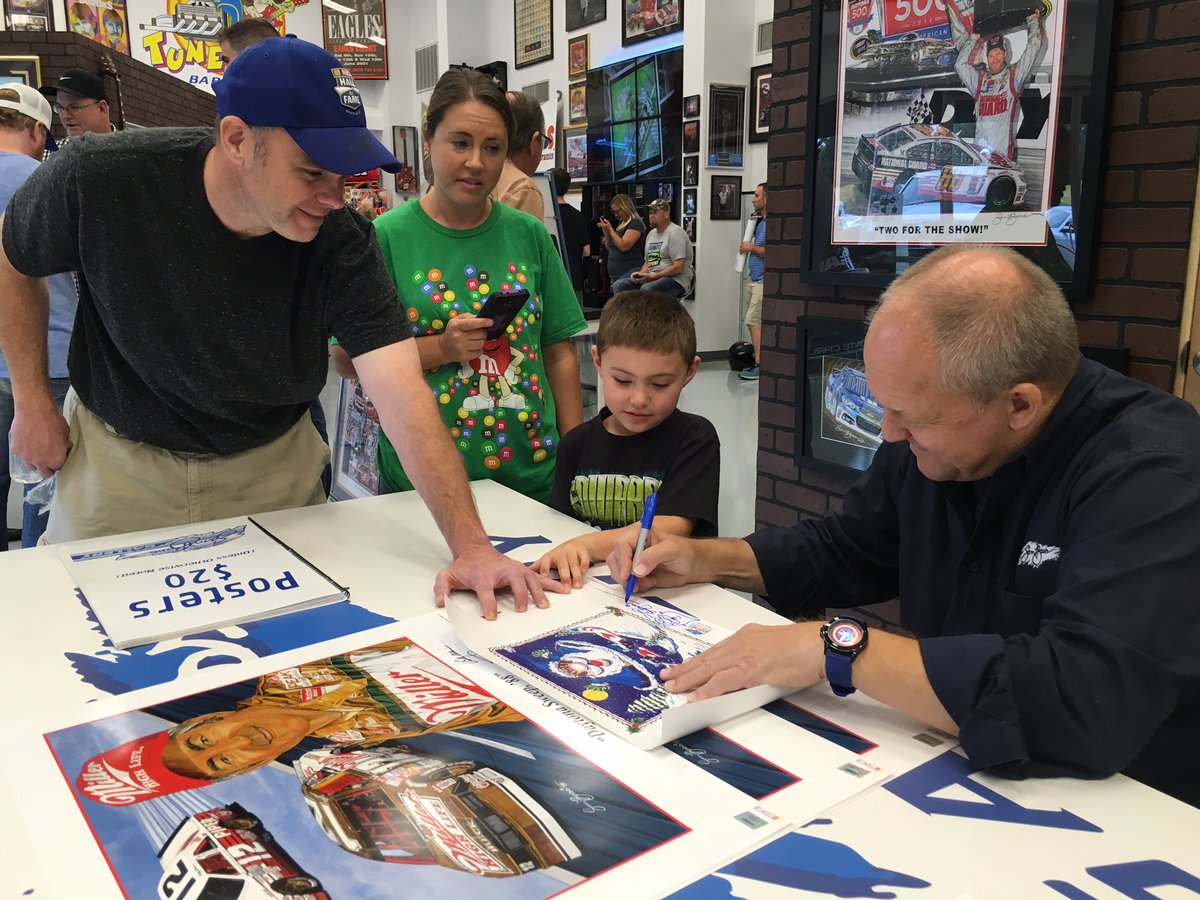 JerryJordan_KTT's tweet image. I was lucky enough to stop by #NASCAR @sambassartist's gallery last year before #ChasingTheChase &amp;amp; see the fans lining up #TweetForSam