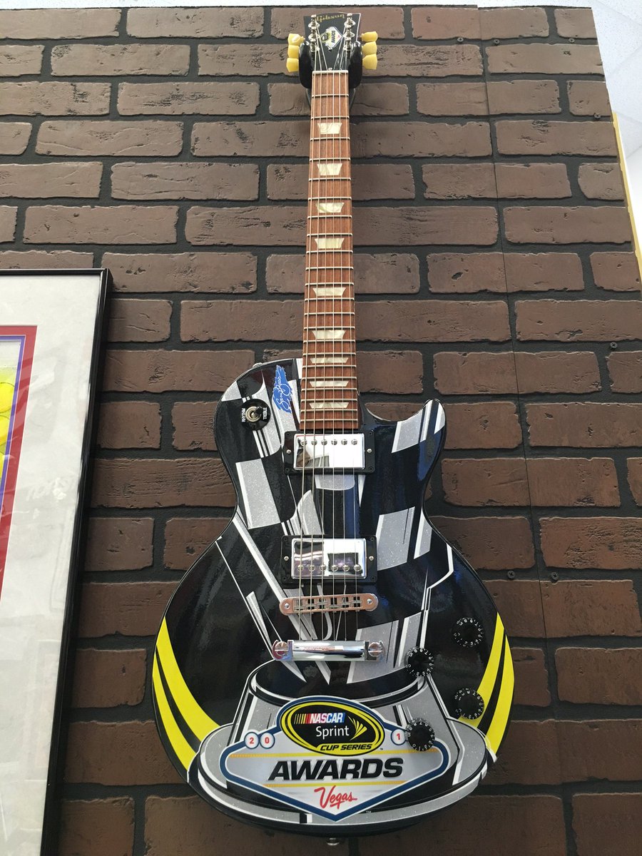 JerryJordan_KTT's tweet image. I was lucky enough to stop by #NASCAR @sambassartist's gallery last year before #ChasingTheChase &amp;amp; see the fans lining up #TweetForSam