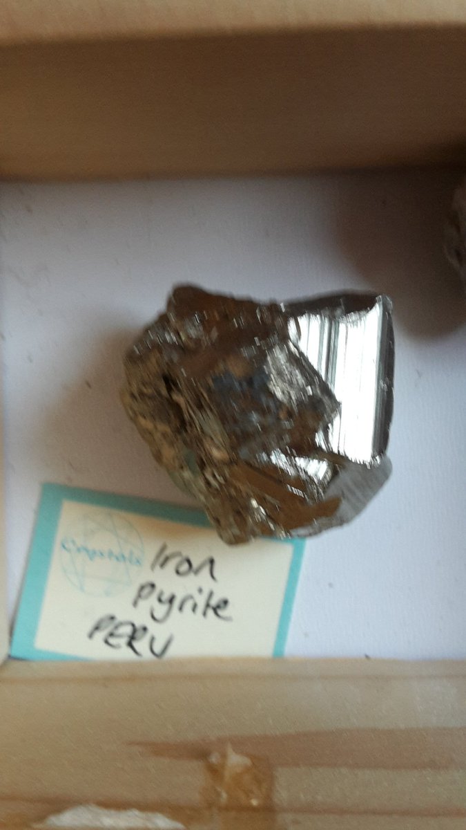 StKathsScience's tweet photo. My old man and I have been putting together a mineral collection.  It rocks. https://t.co/7hMzbswRgx