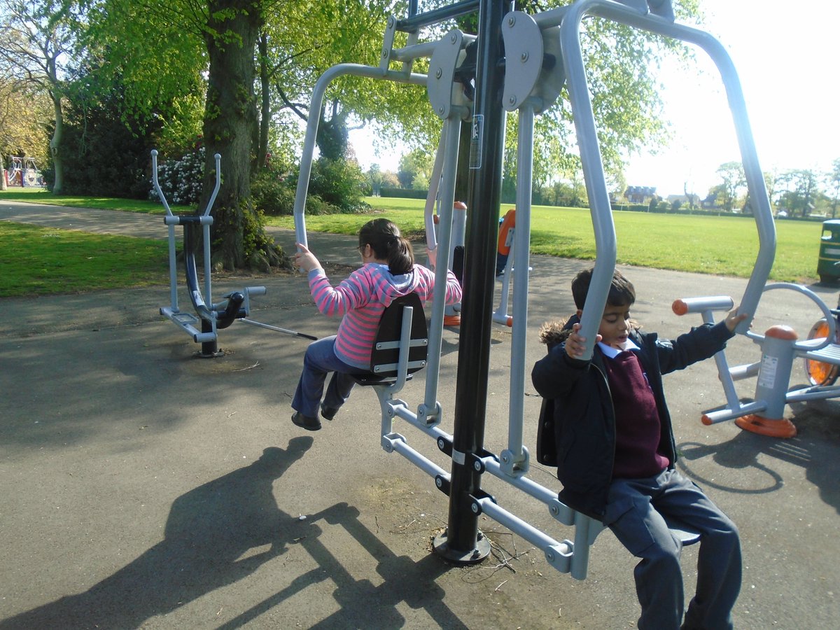 year6_ps's tweet photo. Investigating the local community. Having a look at what there is to do in Red House Park. #redhousepark https://t.co/M6wydPGoj9