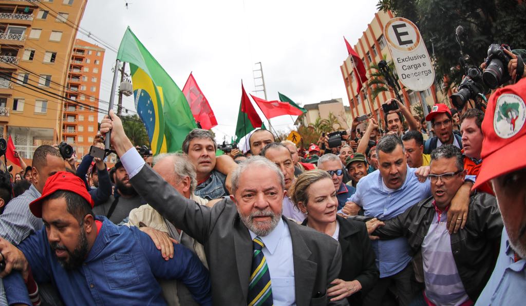 Rodeado por multidão, <a href="/LulapeloBrasil/">131313</a> chegou caminhando à sede da Justiça Federal #MoroPersegueLula #LulaEuConfio bit.ly/2qhNjpM