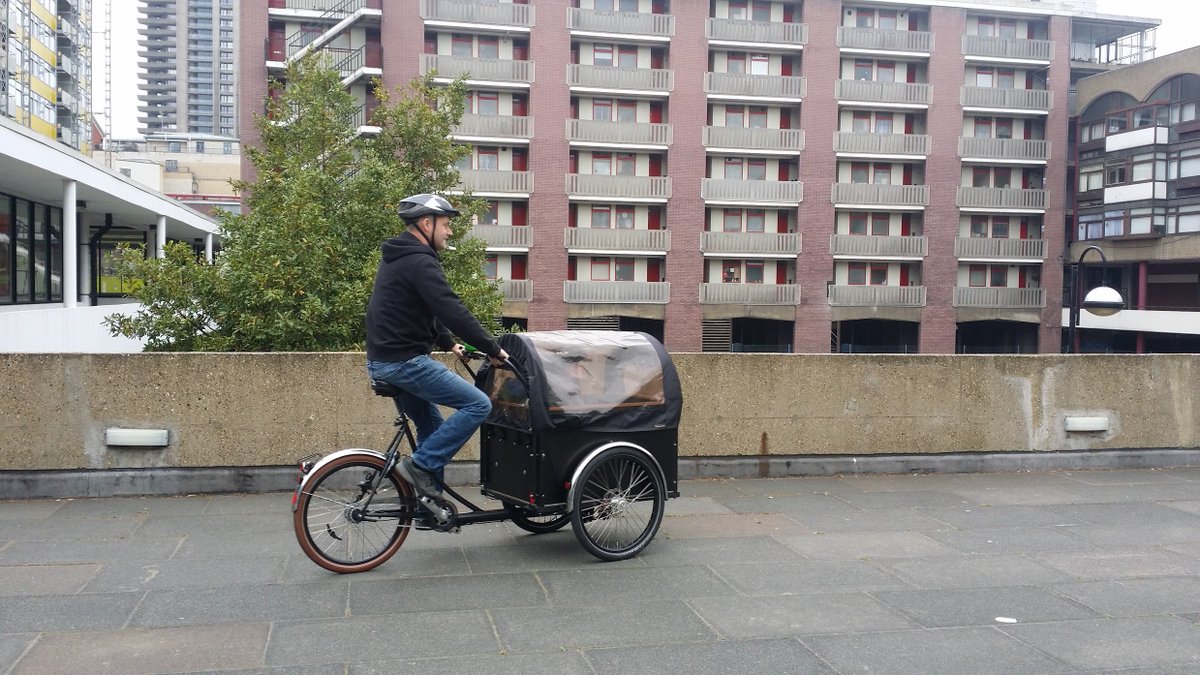 LdnGreenCycles's tweet image. Lovely to see Golden Lane residents trying out their community #cargobike as part of @cityoflondon Low Emission Neighbourhood initiative.