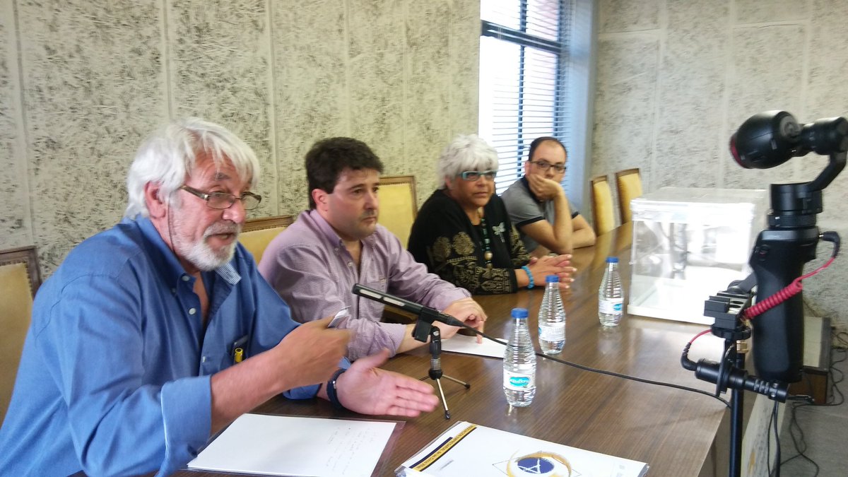 La nueva Junta de la Asociación Empresarial de Cinco Villas posa junto a la saliente tras la votación en las que han participado 28 socios.