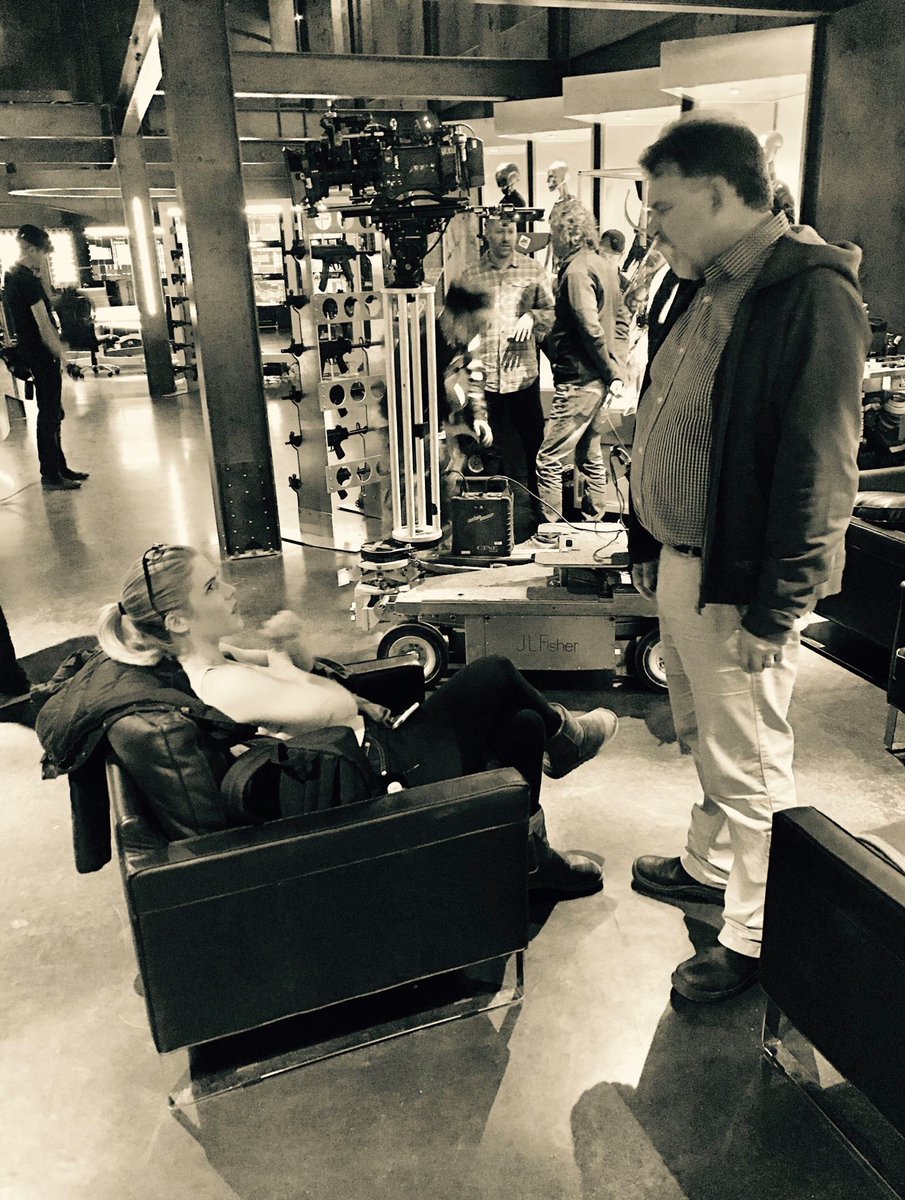 littlebosslady7's tweet image. I love how her glasses are flipped up   cc: @FYeahEBRupdates ❤👓 #techfortress #Arrow