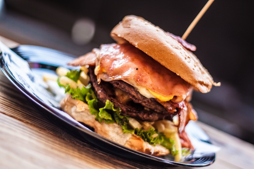 Festeja hoy con una deliciosa hamburguesa de <a href="/lospelonchas/">Los Pelonchas</a> , ¿quién viene por una?