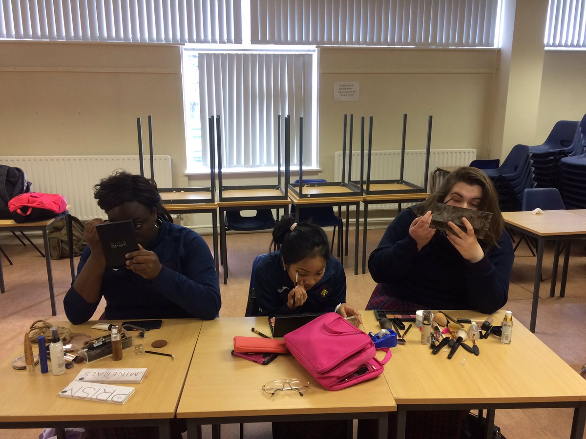 dellykins2013's tweet photo. @colnanonagle TY's completing a beauty workshop today with MUA Laura Halvey switswoooooo #lashalert! 💄💅🏽👄 https://t.co/lUqUFG8UYE