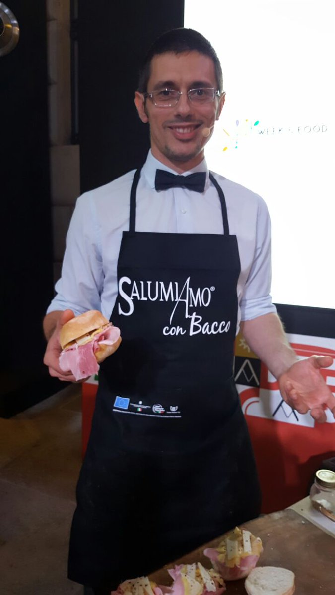 SalumiAmo's tweet photo. Daniele Reponi mostra soddisfatto l'ultima creazione. Il panino Barack. Con il cotto e l'ananas #tuttofood2017 #weekandfood #obamamilano https://t.co/HjbvGrYuvm