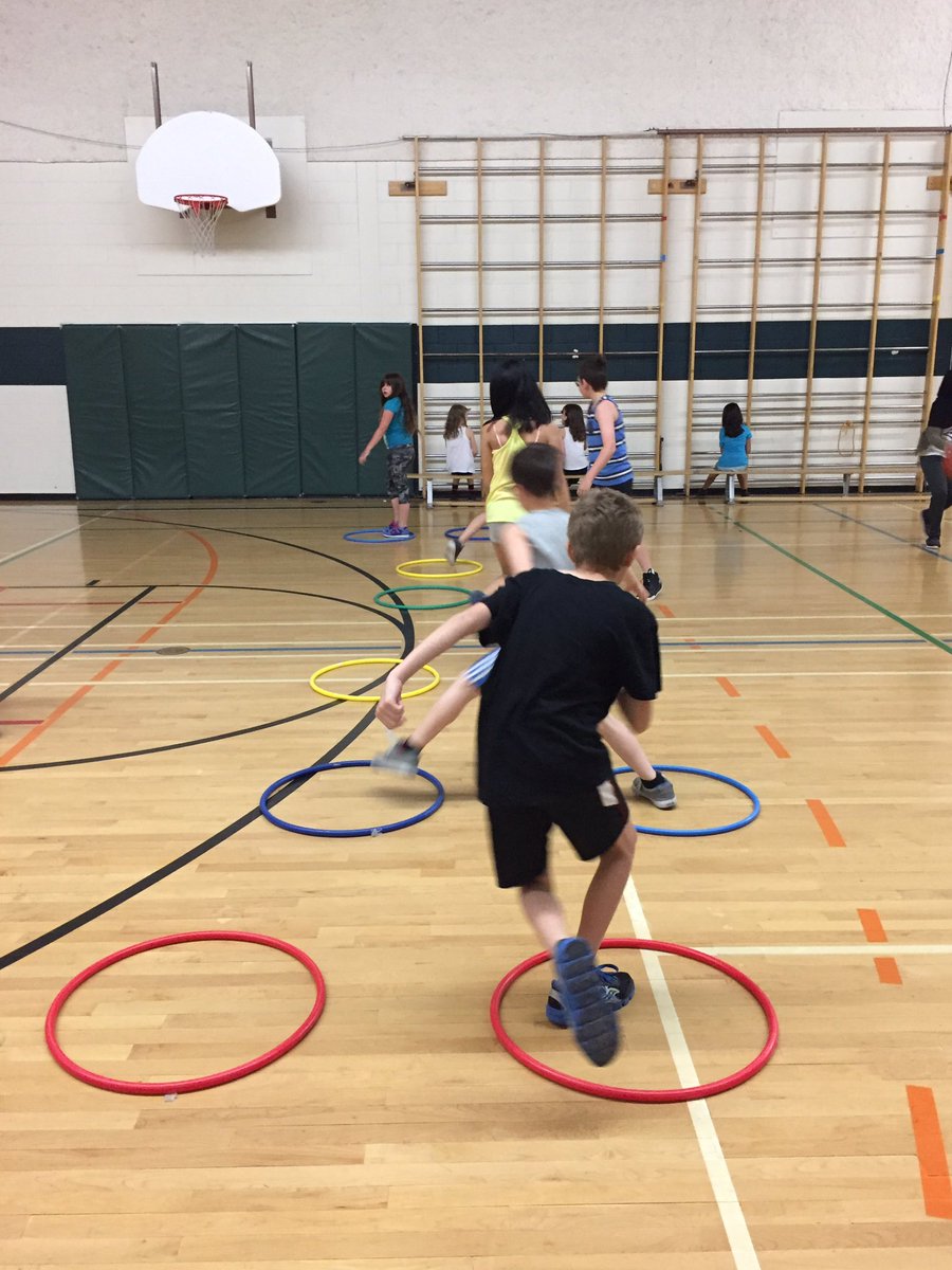 Routhier_PhysEd's tweet photo. Wednesday fitness challenge:
Skaters and one armed seated rows! @varennesLRSD @LouisRielPEHE @VarennesPE https://t.co/K1g7vmAo57