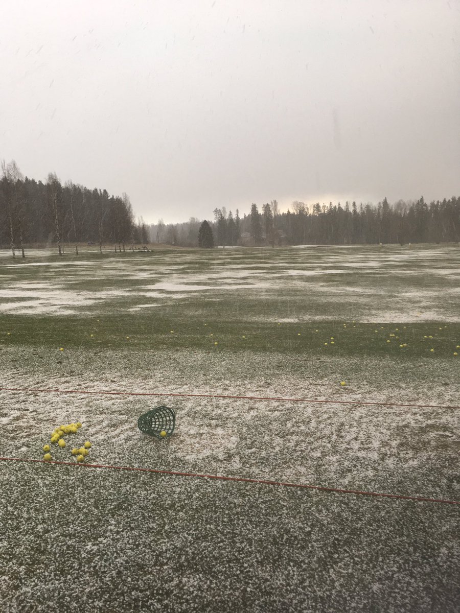 hennatiiaa's tweet photo. Säällä kun säällä! ⛳️🤓 #golffia #töitä https://t.co/aHlyyoTyYC
