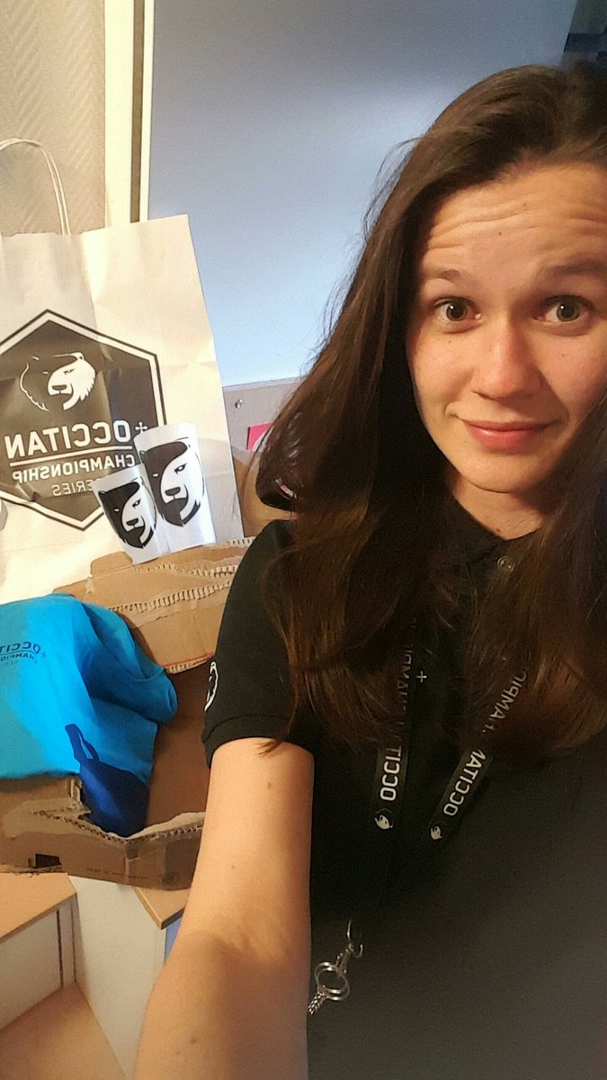 Yawn_W's tweet photo. Après une lutte acharnée avec la boîte j'ai les goodies 😄😄 Merci @OCSLOL !! On se voit le 23 septembre 😁 https://t.co/5hF9fbwG6a