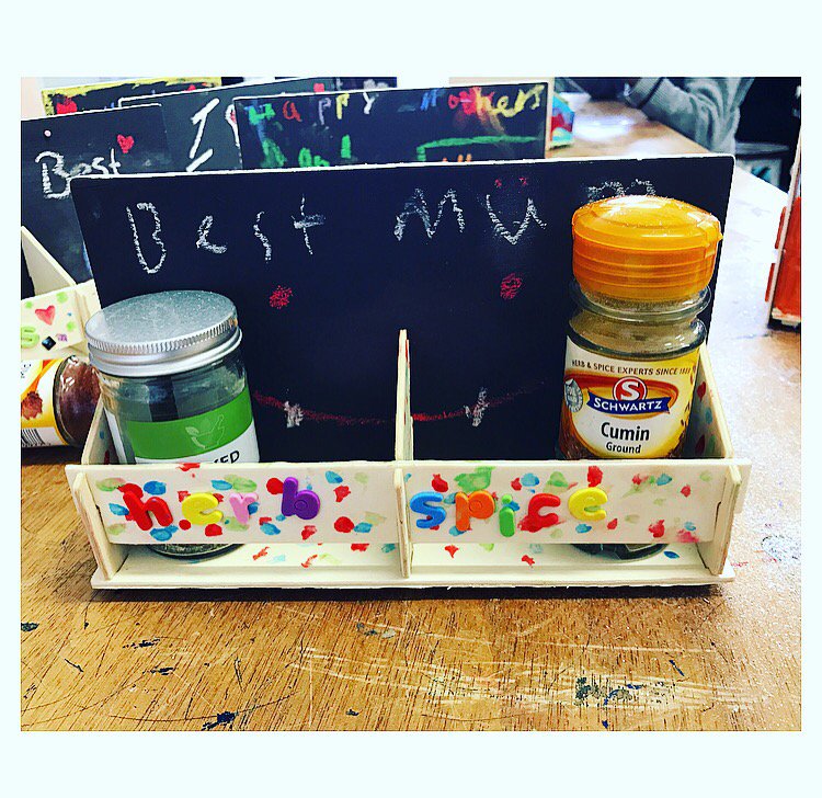 Throw back to our Mother's Day spice racks with chalk board memos 💗👩🏻 #mum #mums #art #craft #design #kidscraft