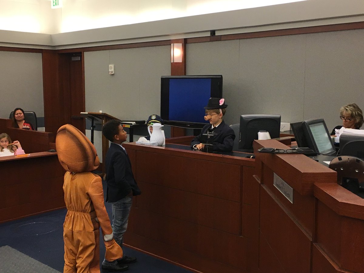 LasVegasCourts's tweet photo. Defense team cross-examines Curly Pig in LV Day School mock trial in District Court Judge Togliatti's court https://t.co/TNt7zzdg7m
