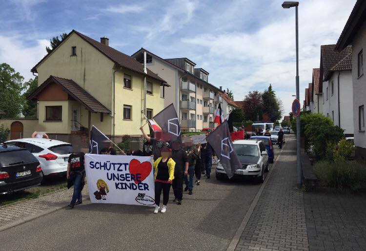 dierechten's tweet photo. Bericht zur Demonstration gegen #Kinderschänder in #Sinsheim
https://t.co/GDNLwrTOxB
#DieRechte #NPD #Kinderschutz https://t.co/yR9w4moiax