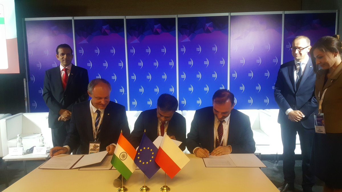 USinKatowice's tweet photo. Podpisanie umowy z University of Calcutta podczas #EKG2017 #ECC2017. https://t.co/8oARXydVjK @EECKatowice @TPietrzykowski https://t.co/SaAuxrLrC3