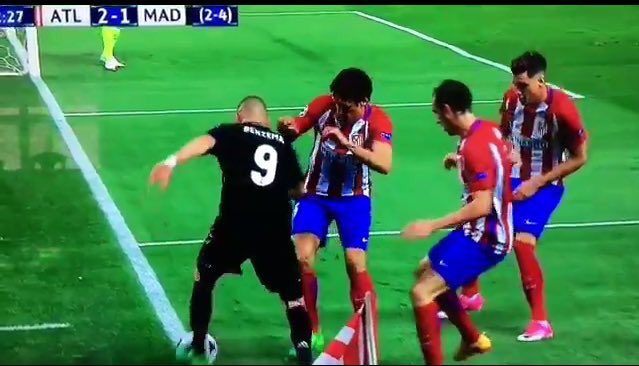 diosflorentino's tweet photo. Pasito a pasito...suave suavecito...@Benzema os la ha metido y os ha dado gustito @Atleti 😘 https://t.co/5wDZrK17pi