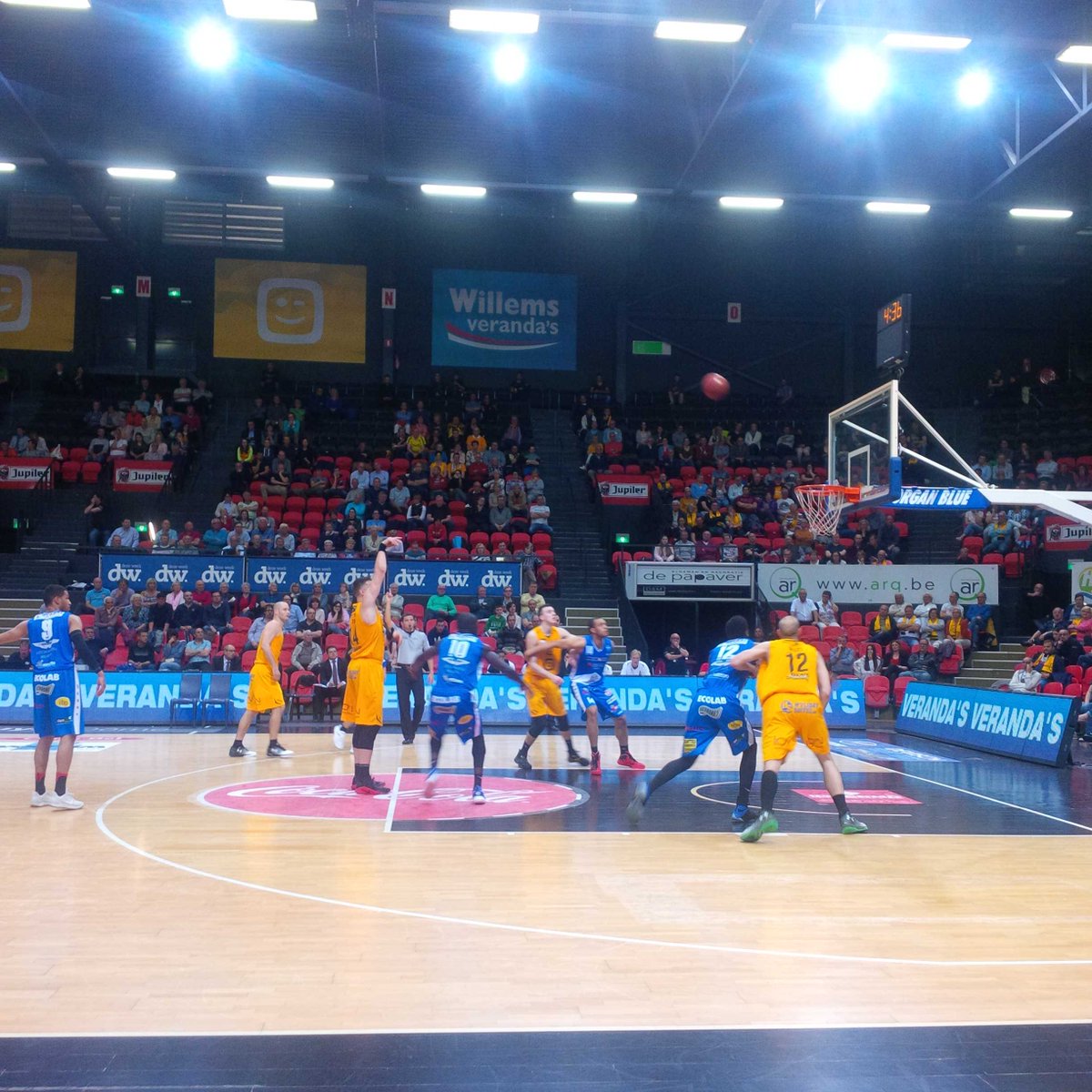 BramWillemen's tweet photo. That's what they call courtside. #bcoostende https://t.co/1UF37n0Hd5