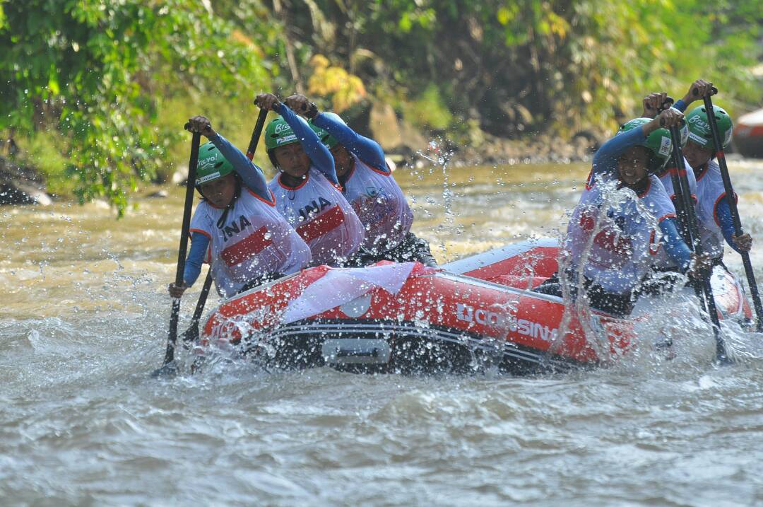Tim yg pernah menyanyikan Indonesia Raya di ajang kejuaraan dunia arung jeram 2015 / U19 women