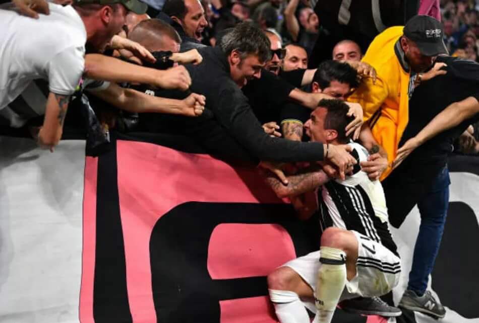 mario_nogood's tweet photo. Quando con la scusa di festeggiare goal torni a casa con 5 portafogli 4 telefoni e due orologi
#jvtblive #JuveASM #NoGood #NonToccateLaJuve https://t.co/Z70kJHa7dm