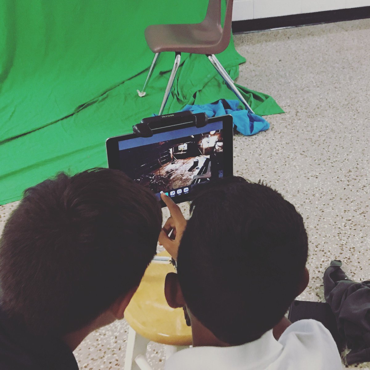 filmatstem's tweet photo. Shooting for the edit with @Veescope #veescope #filmatstem #stemsav #studentfilms #ipadfilms #greenscreen https://t.co/mVRBBktrig