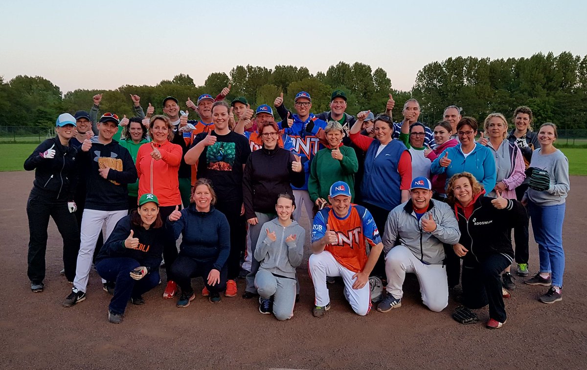 Rooswijk's tweet photo. Wat een topavond!! Wat een opkomst! Dank aan het Nederlandse Slowpitch Team! #slowpitch #velsen #ijmond https://t.co/Ienl7dn91G