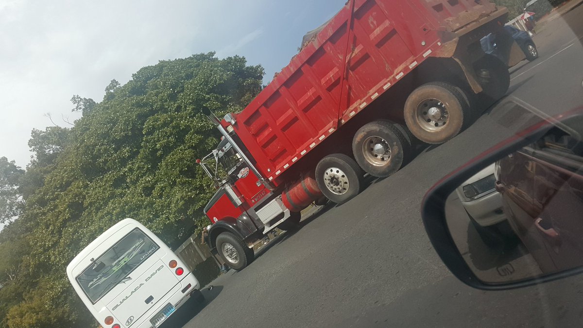 AllencitoArias's tweet photo. Colicion entre un articulado y un sedán final de la vía francisco clark y avenida cuarta diagonal al #clubdavid en chiriquí @RetenChiriqui https://t.co/wgMUNIf3nc