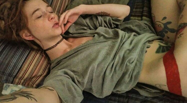 littlee_pixie's tweet image. Tengo toda la noche por si alguien me abre rol y esas cosas.