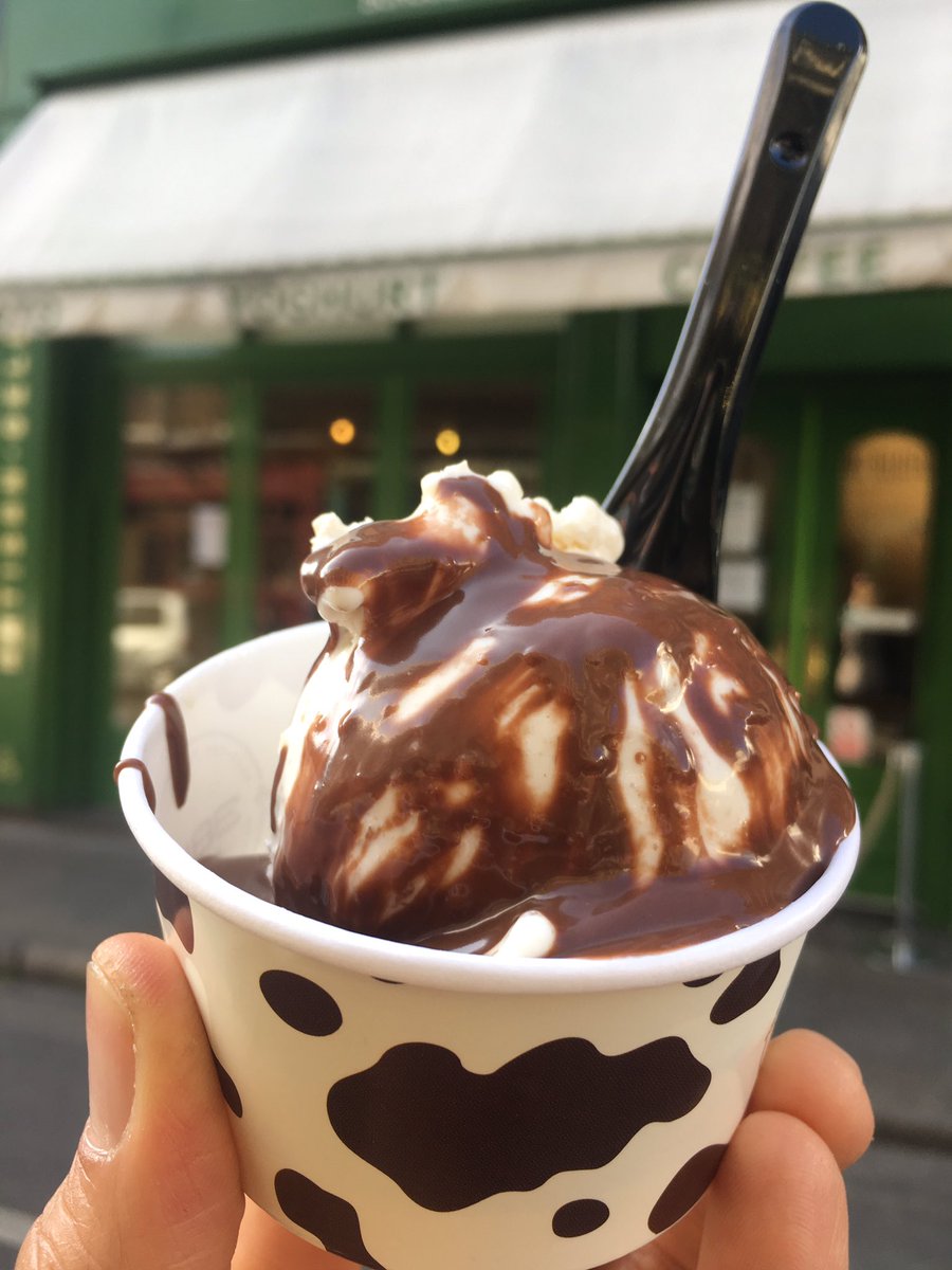 KS_Ate_Here's tweet photo. Trying out the #chocoshots @boroughmarket @3bislondon - choco coated waffle cones filled w/ gelato. So good. The @BreadAhead gelato tho...😍 https://t.co/X3nXlNniXX