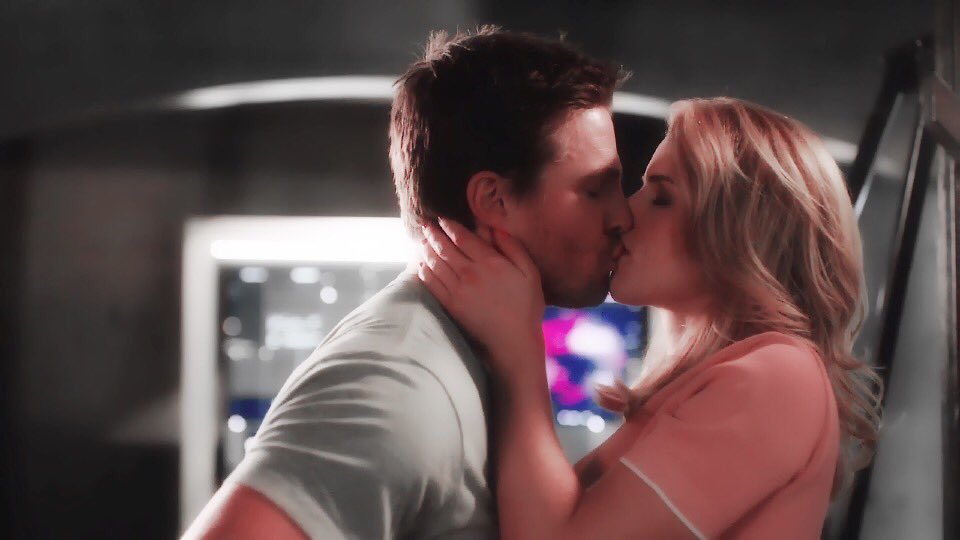 victori96572376's tweet photo. OLICITY IS ALWAYS 
A beautiful kiss!! https://t.co/MmzIxv1UZy