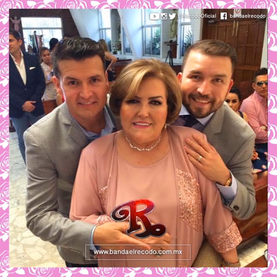 ElRecodoOficial's tweet photo. #FelizDiaDeLasMadres para la pieza fundamental dentro d @ElRecodoOficial nuestra querida  Chuyita Lizárraga @PonchoLizarraga @JoelDLizarraga https://t.co/16eO5zGuy7