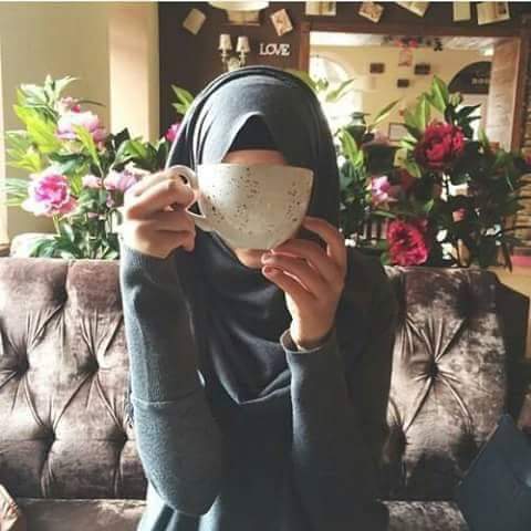 ويبتليّگ الله بوهن في عاطفتگ لتعلم ان الذينَ كنت تعتقد انهم طوقُ النجاة هم الغرق ذاته🌿
اللهم اغننا بك عن الناس اجمعين ياالله 
#رفيقات_الجنة